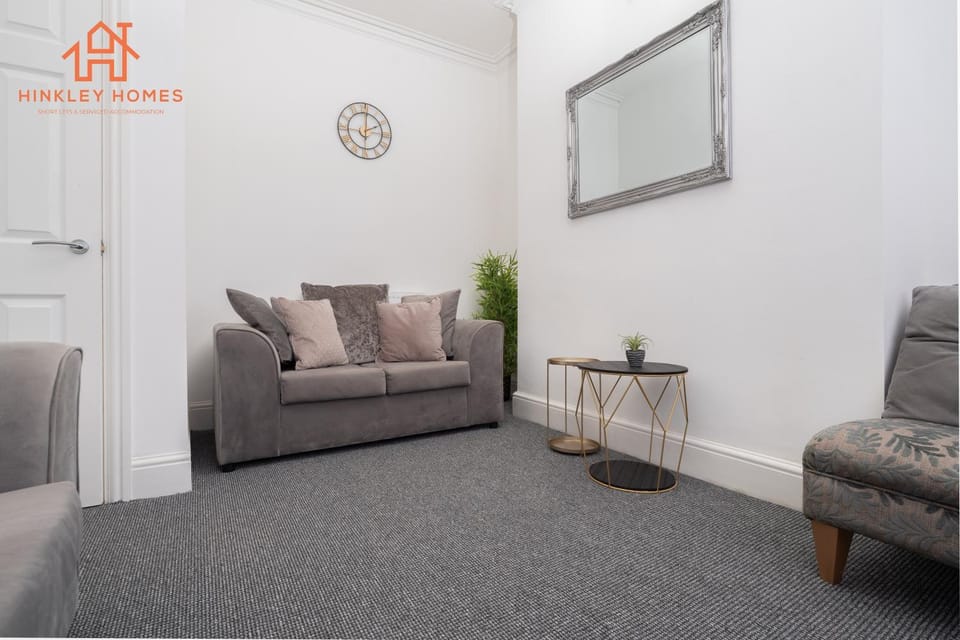 9 Guests, 4 Bedrooms, Modern Comfort in Bootle Apartment in Liverpool