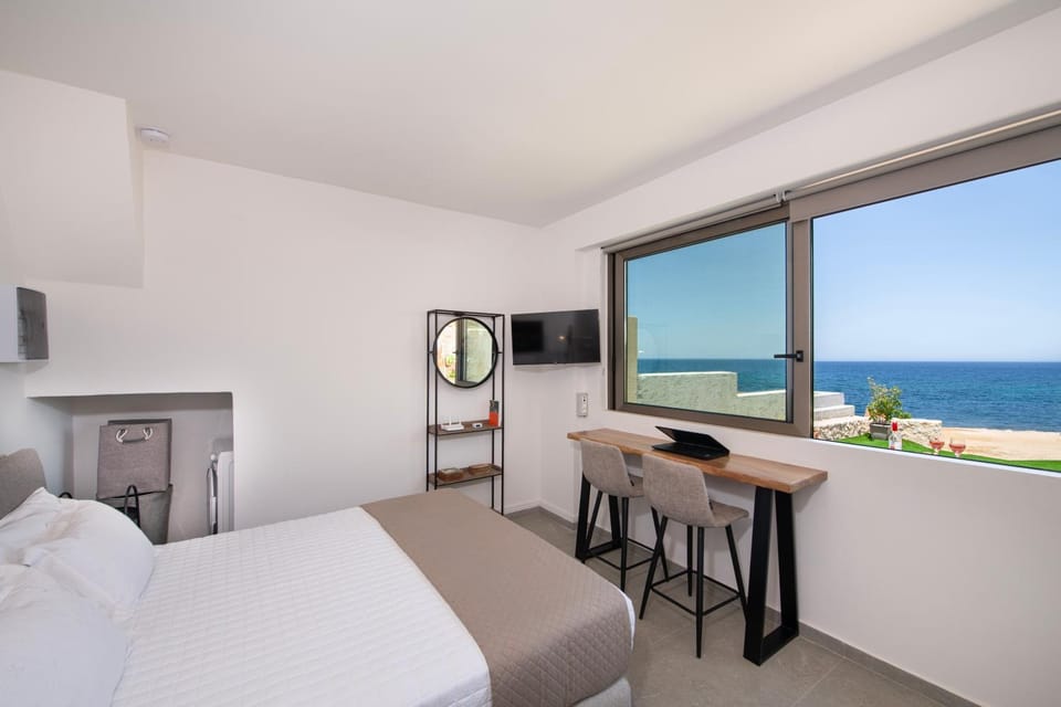 Communal lounge/ TV room, Bed, Natural landscape, TV and multimedia, View (from property/room), Photo of the whole room, Dining area, Bedroom, Sea view
