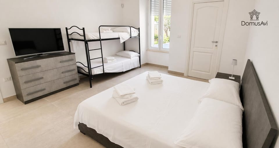 Bed, TV and multimedia, Photo of the whole room, Evening entertainment, Bedroom, bunk bed, towels, wardrobe