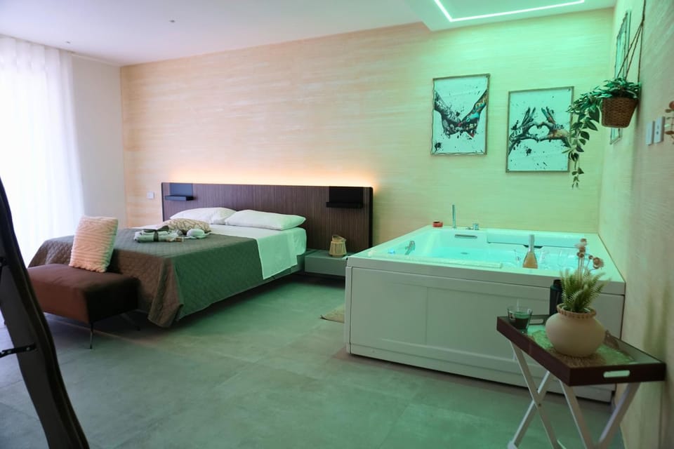 Bed, Hot Tub, Photo of the whole room, towels