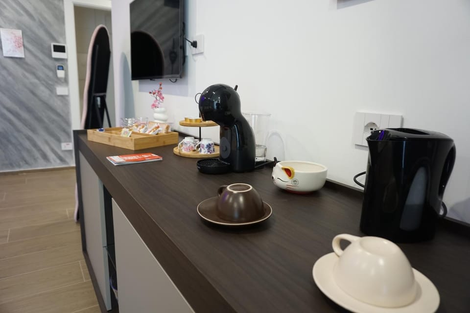 Coffee/tea facilities, Food and drinks, Food
