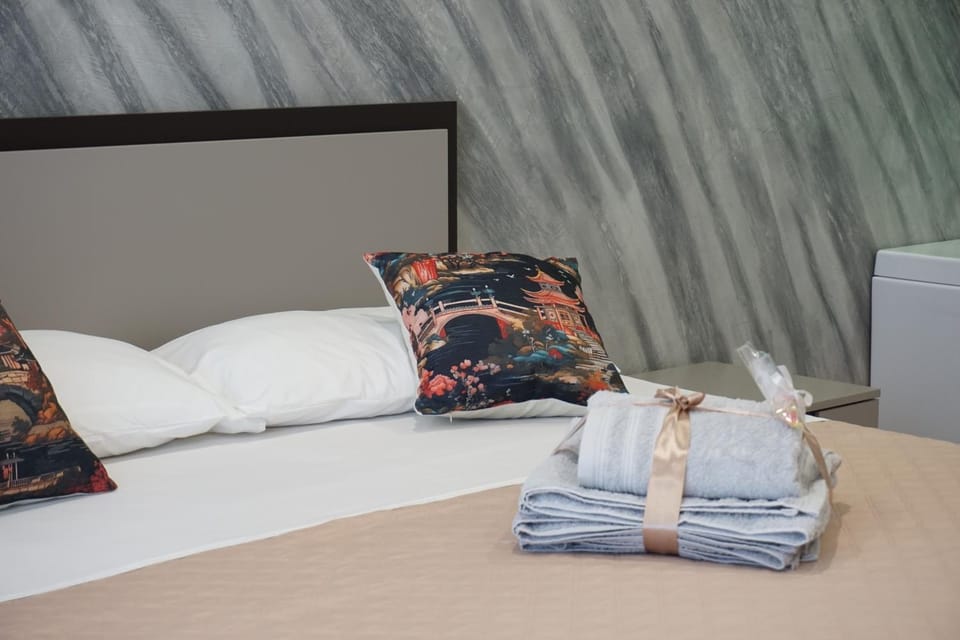 Bed, Bedroom, towels