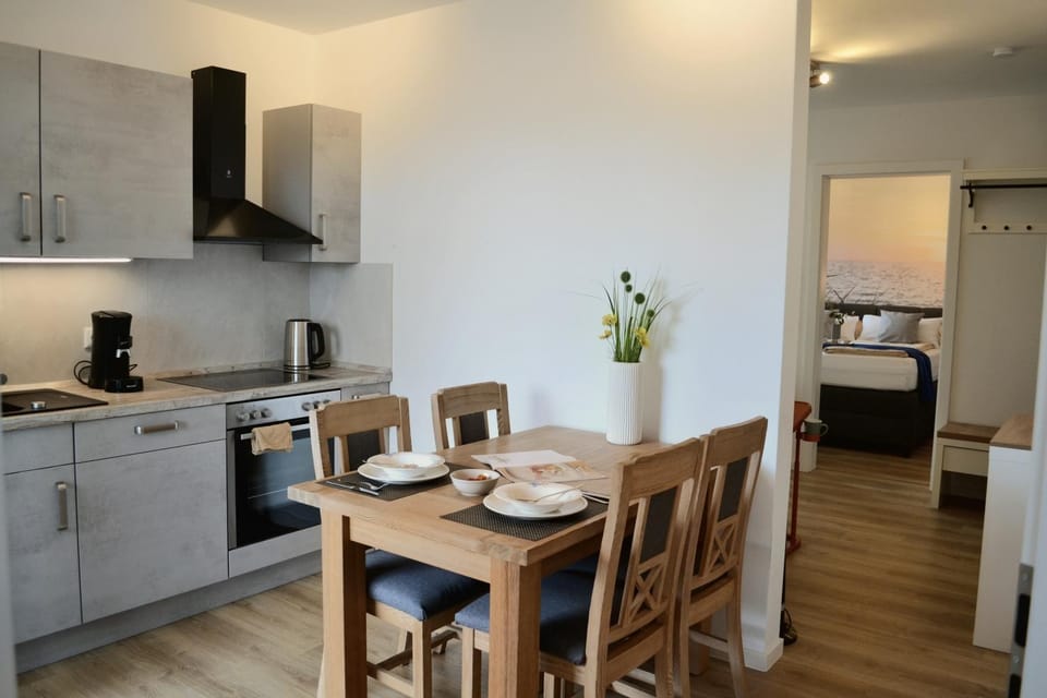 Coffee/tea facilities, Kitchen or kitchenette, Dining area, dishwasher, minibar, oven, stove, toaster, kitchen