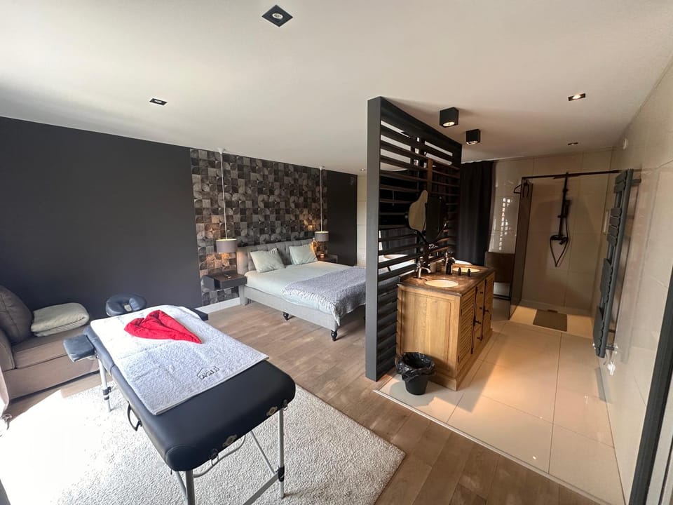 Shower, Bathroom, Photo of the whole room, Bedroom