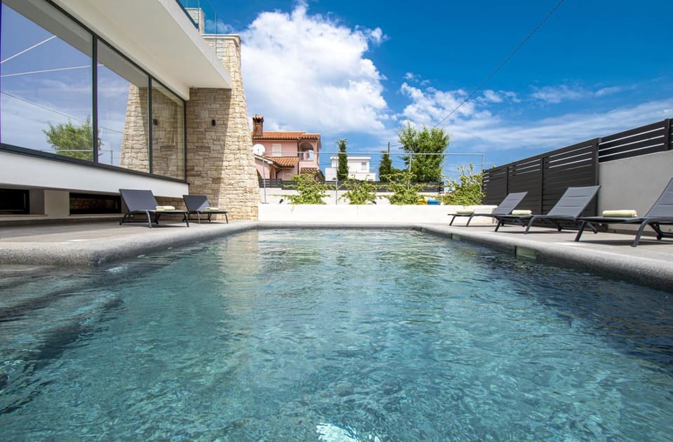 Modern 4-Bedroom Villa with Pool in Ližnjan Villa in Medulin