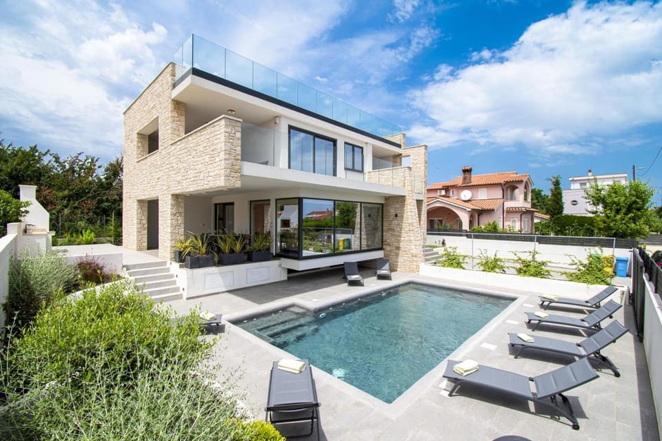 Modern 4-Bedroom Villa with Pool in Ližnjan Villa in Medulin