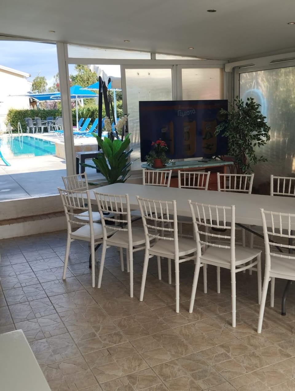 Communal lounge/ TV room, TV and multimedia, Dining area, Pool view