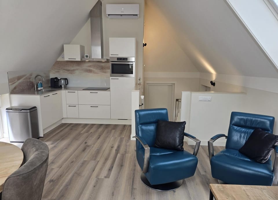 Kitchen or kitchenette, Seating area, oven, stove