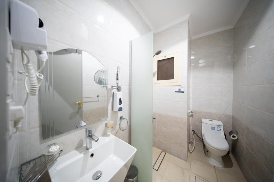 Shower, Toilet, Bathroom, bidet, towels