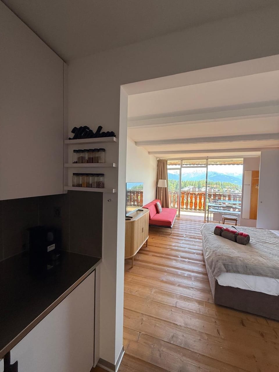 Photo of the whole room, kitchen