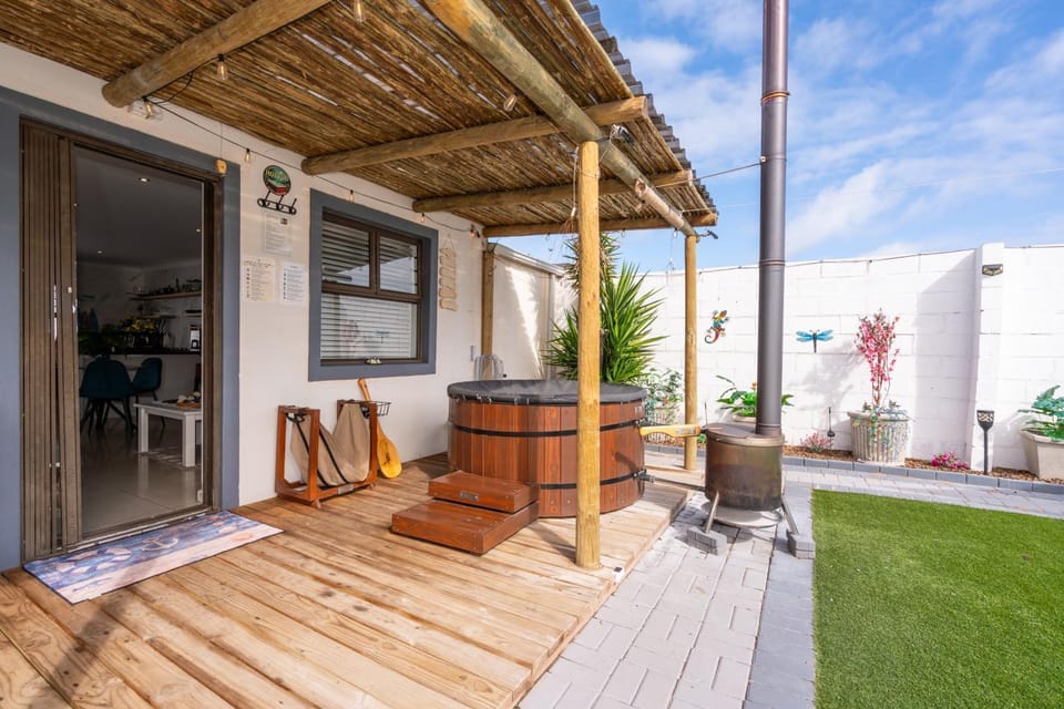Hot Tub, Inner courtyard view