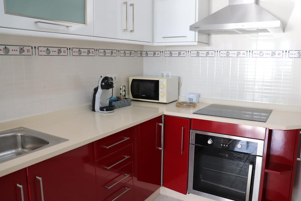 Coffee/tea facilities, Kitchen or kitchenette, microwave, stove