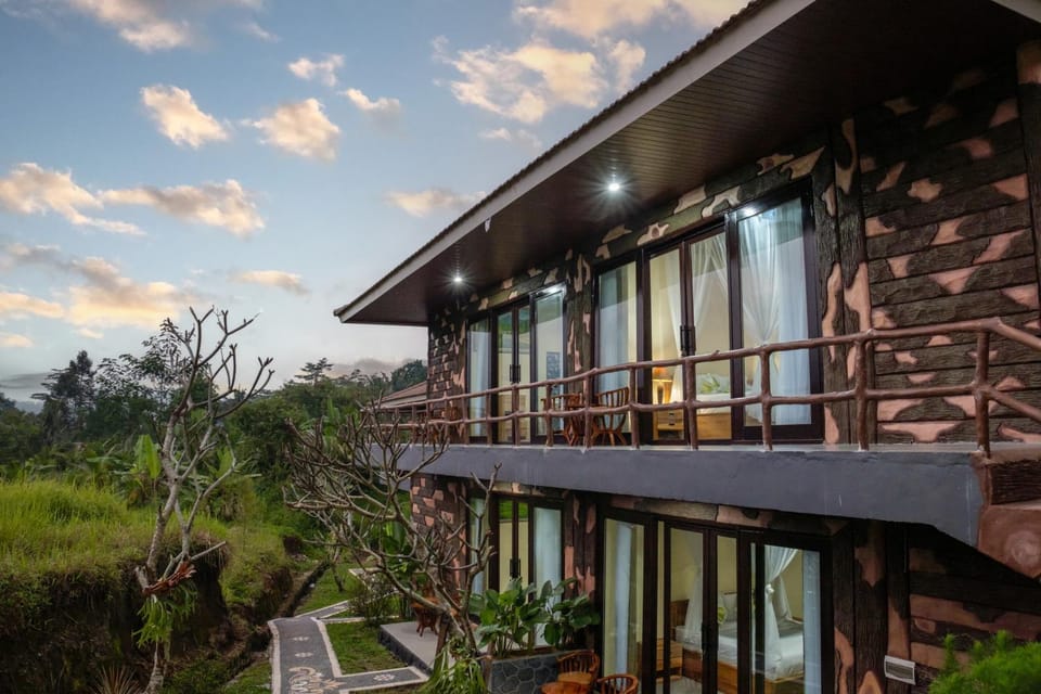 Property building, Spring, Day, Natural landscape, Garden, View (from property/room), Balcony/Terrace, Garden view