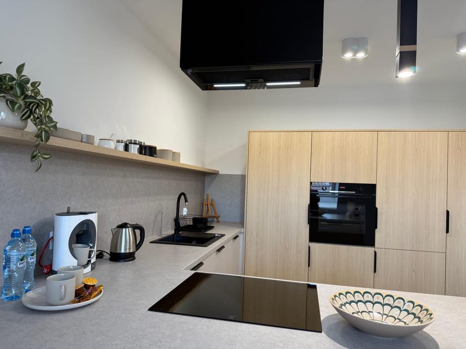 Coffee/tea facilities, Kitchen or kitchenette, stove