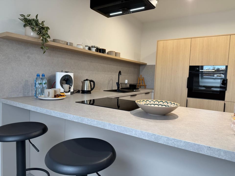 Coffee/tea facilities, Kitchen or kitchenette, stove
