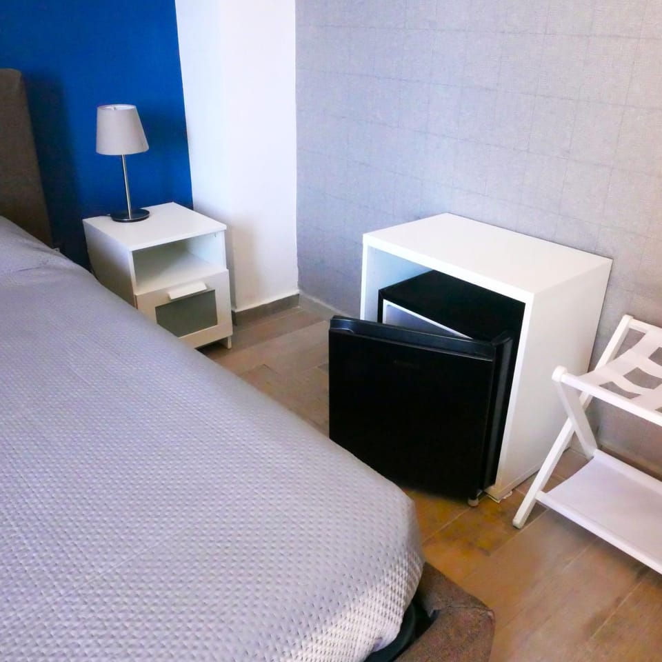Bed, Photo of the whole room, Bedroom, minibar