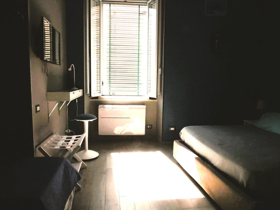 Bed, TV and multimedia, Seating area, Bedroom