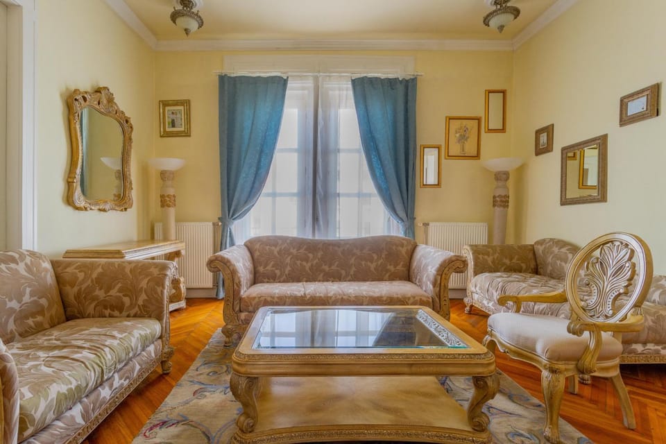 Living room, Seating area