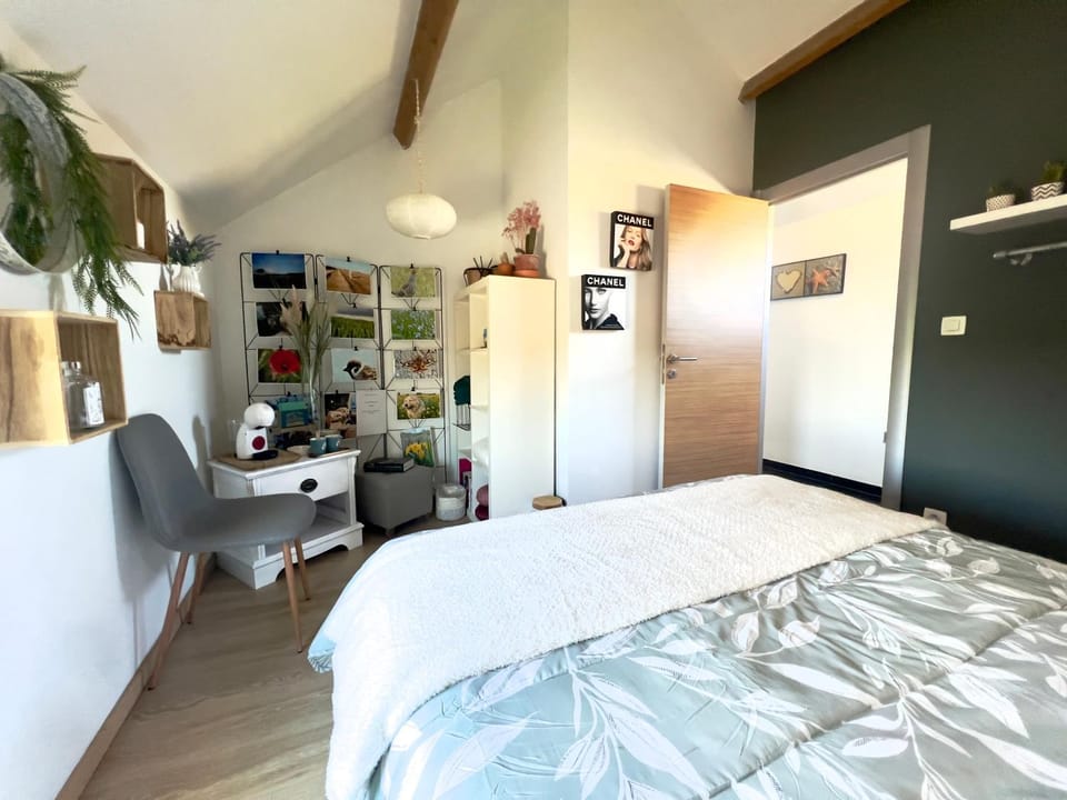 Bed, Photo of the whole room, Bedroom