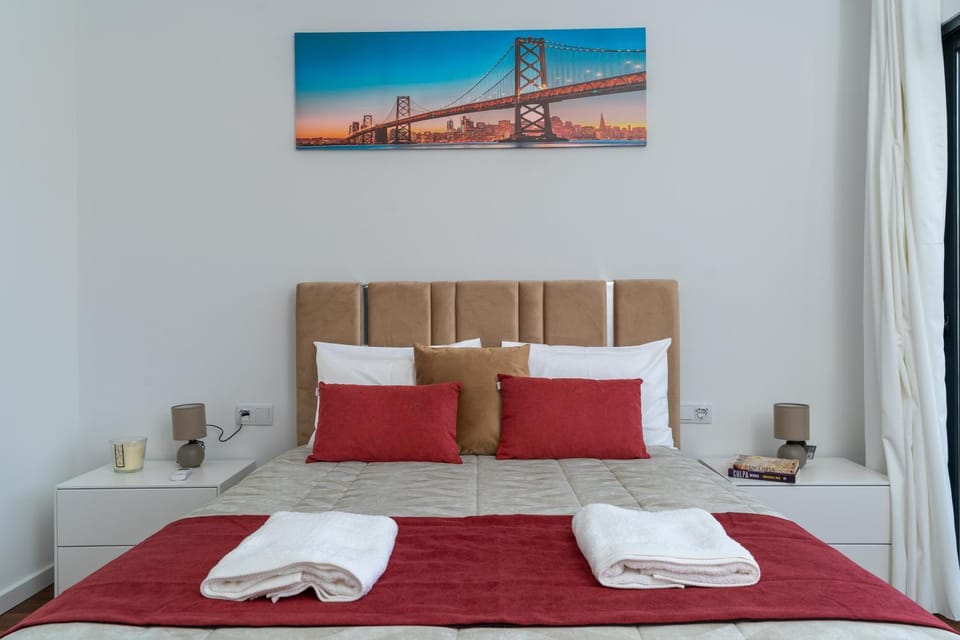 Bed, Photo of the whole room, Bedroom, towels
