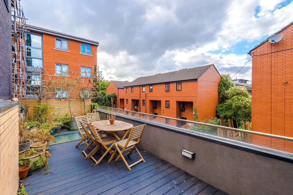 Stunning 3BR Townhouse, Terrace, Games, Free Parking House in Manchester