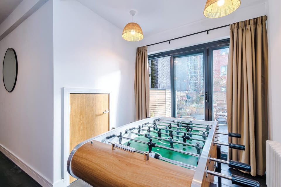 Stunning 3BR Townhouse, Terrace, Games, Free Parking House in Manchester