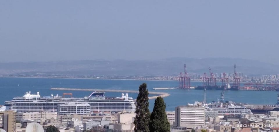 Charming 2 BR Apt By The Foot Of The Bahai Temple Apartment in Haifa