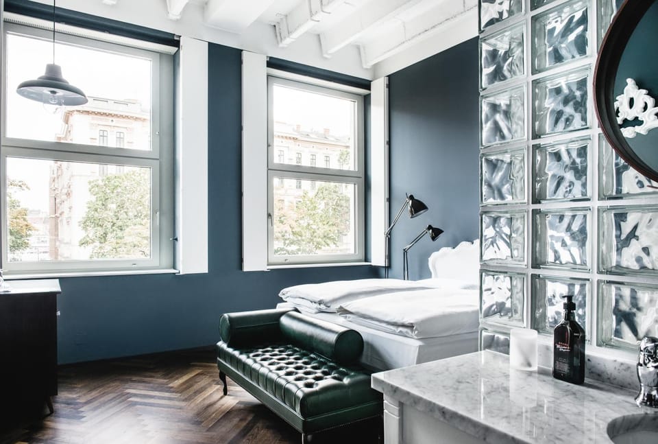 Bed, Photo of the whole room, Seating area
