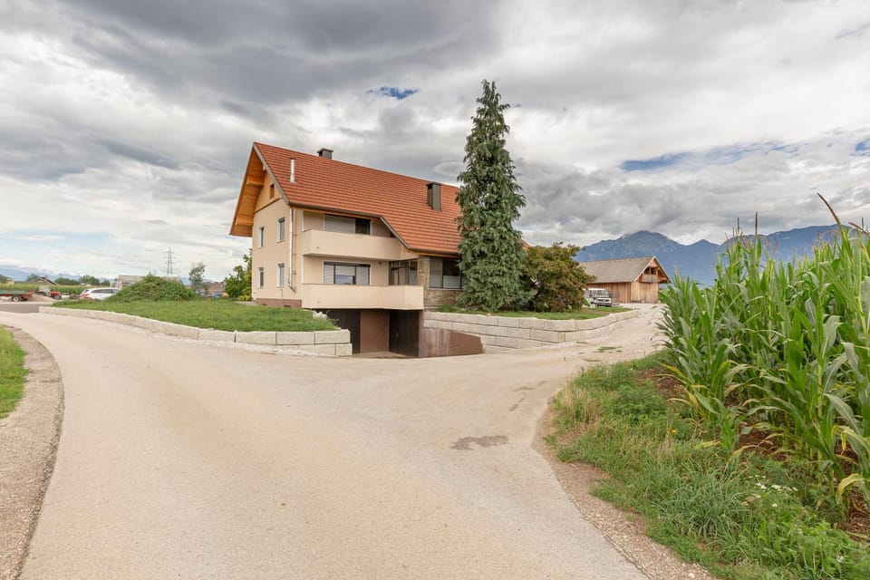 Property building, Neighbourhood, Mountain view