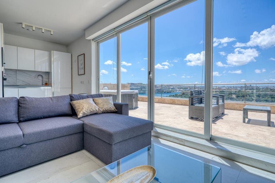 Panoramic & Jacuzzi Sliema Penthouse Apartment in Sliema