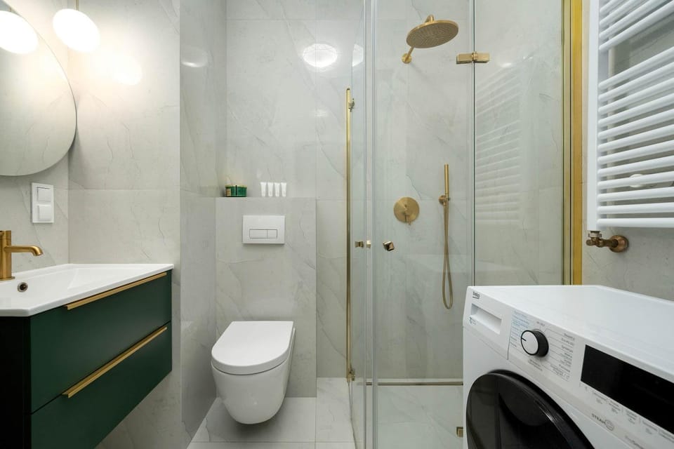 Shower, Toilet, Bathroom, towels, washing machine