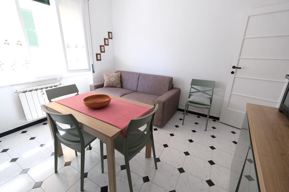 Kitchen or kitchenette, Seating area, Dining area