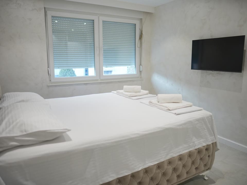 Bed, TV and multimedia, Photo of the whole room, Bedroom, towels