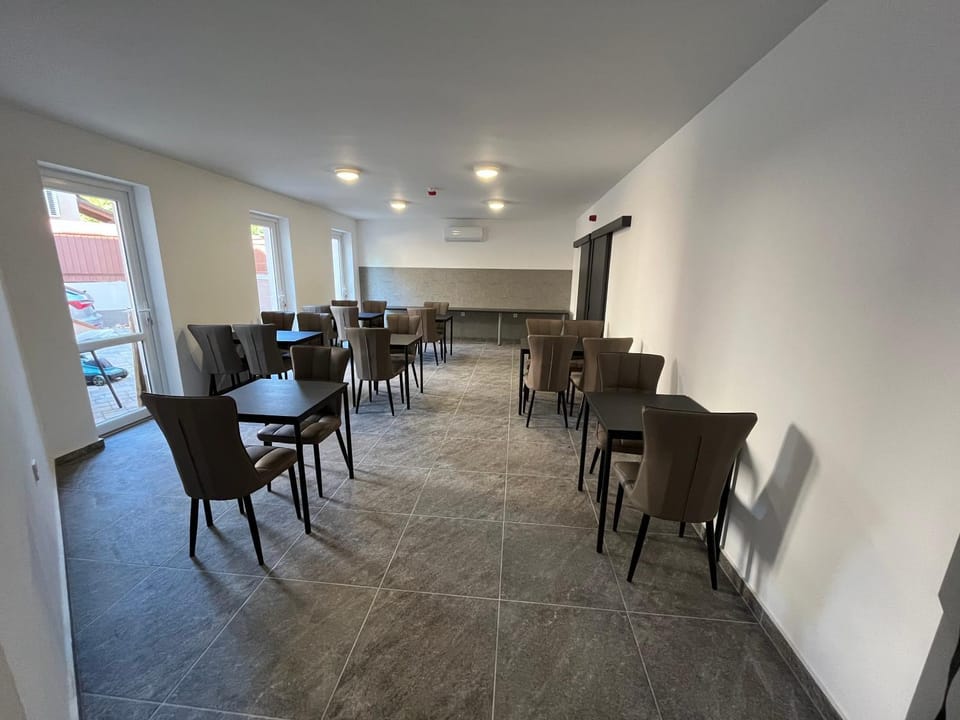 Restaurant/places to eat, Banquet/Function facilities, Dining area
