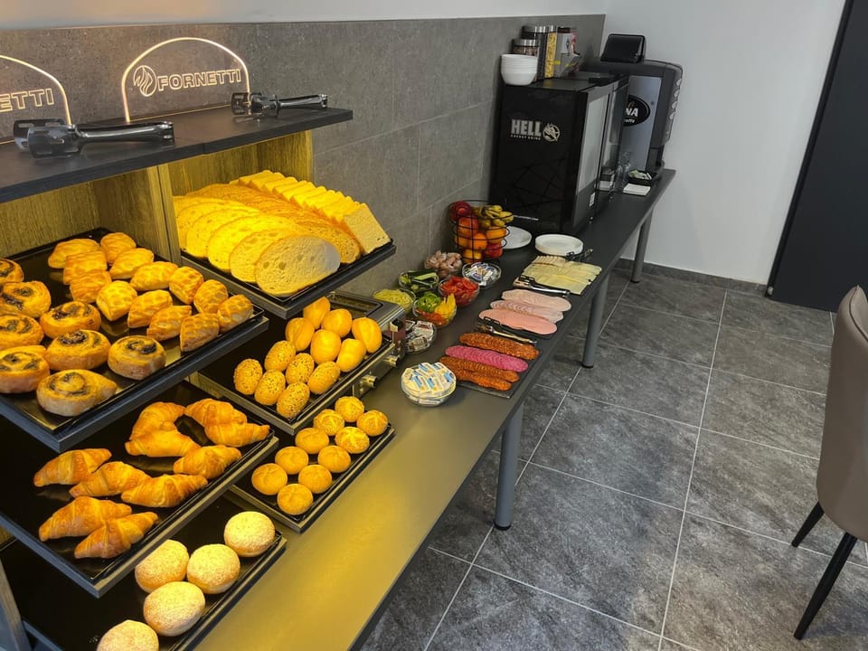 Food and drinks, Food, Breakfast, Continental breakfast, Buffet breakfast