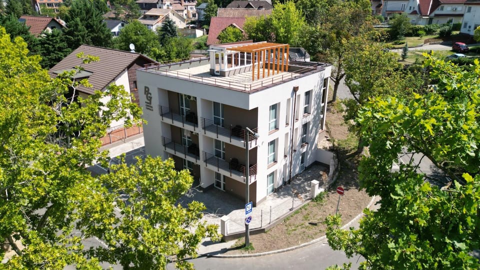 Property building, Bird's eye view, Street view, Location