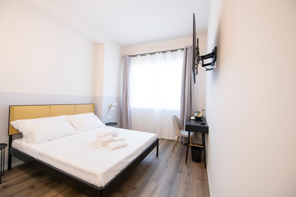 Bed, TV and multimedia, Photo of the whole room, Bedroom