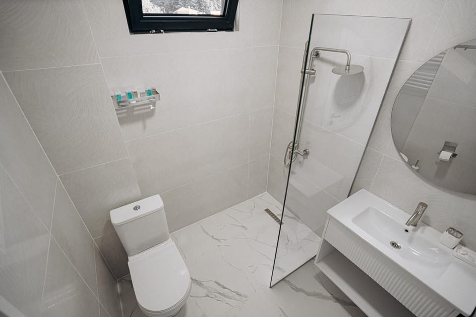 Shower, Toilet