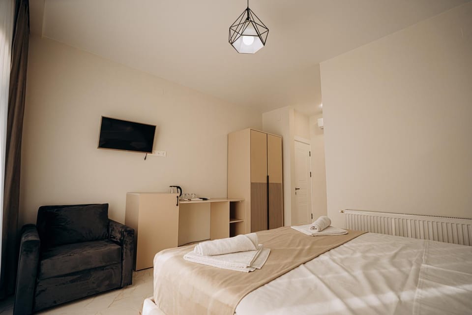 Bed, TV and multimedia, Bedroom, wardrobe