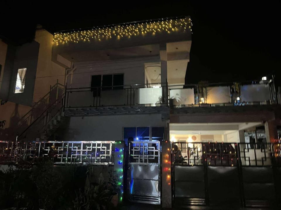 Compostela Guest Room #3 Terrace, Rooftop, WiFi, Netflix Bed and Breakfast in Central Visayas