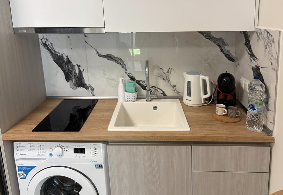 Coffee/tea facilities, Kitchen or kitchenette, stove, washing machine