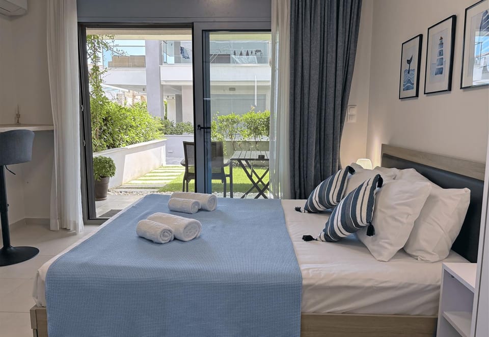 Bed, Bedroom, Garden view, towels