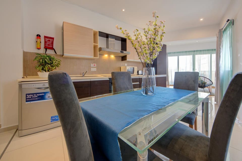 Kitchen or kitchenette, Seating area, Dining area, stove