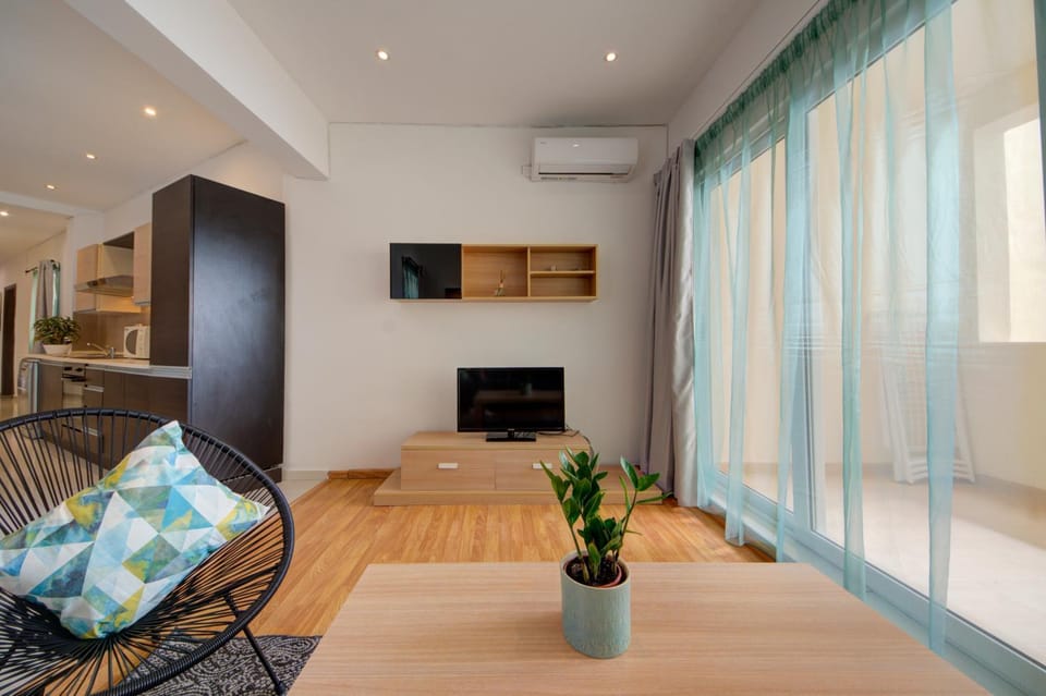 TV and multimedia, Living room, Seating area, air conditioner