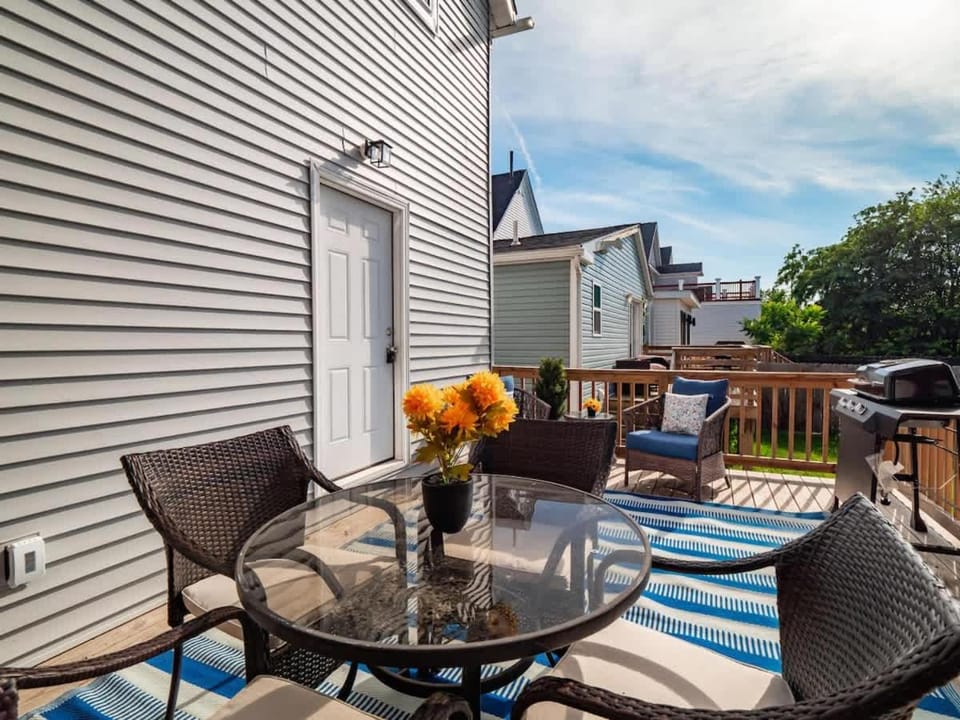 Arts District Walk to Restaurants, Bars Sleeps 8 -Tillman House in Ohio City