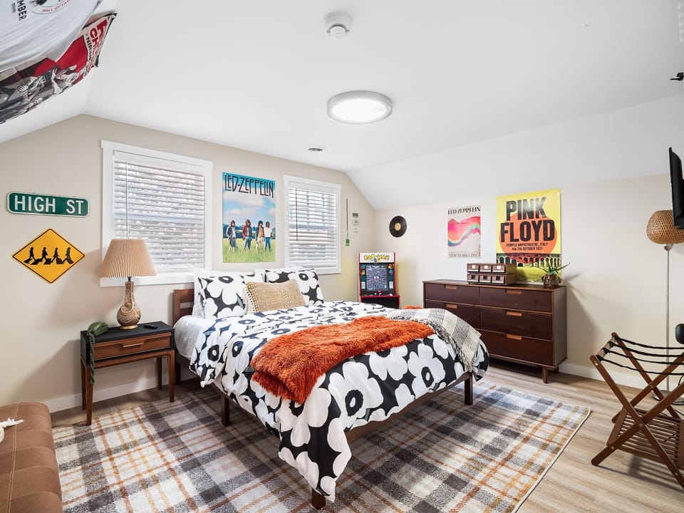 Bed, TV and multimedia, Bedroom