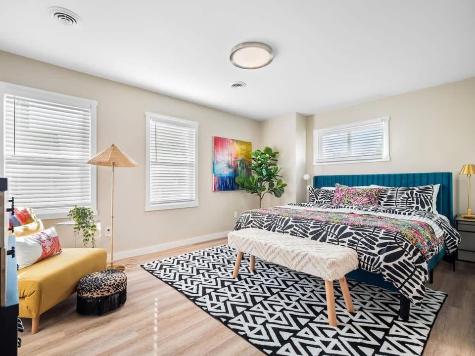 Arts District Walk to Restaurants, Bars Sleeps 8 -Tillman House in Ohio City