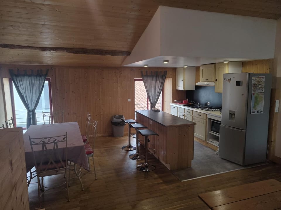 Kitchen or kitchenette, Dining area