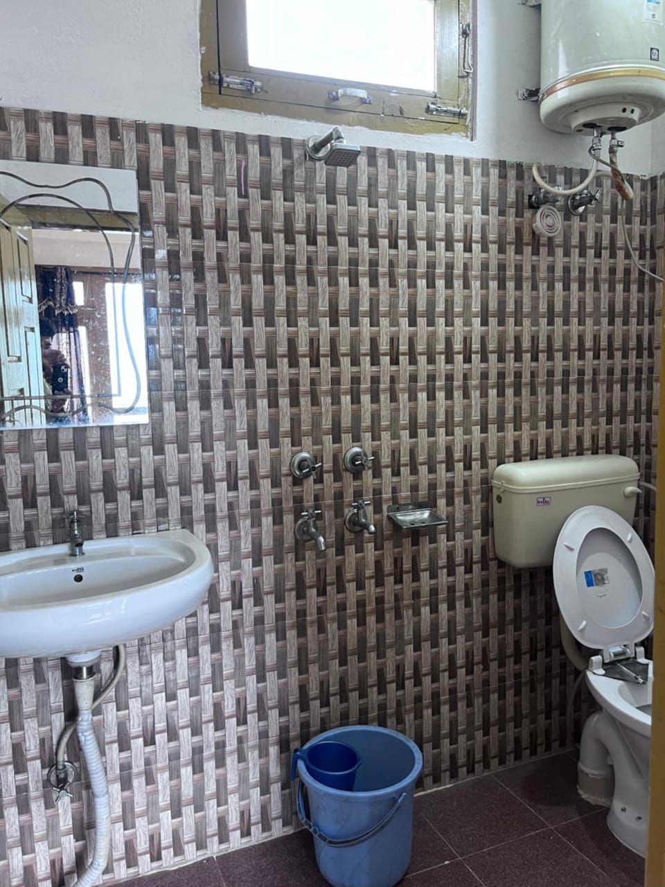 Mountain View guesthouses &cafe Bed and Breakfast in Himachal Pradesh