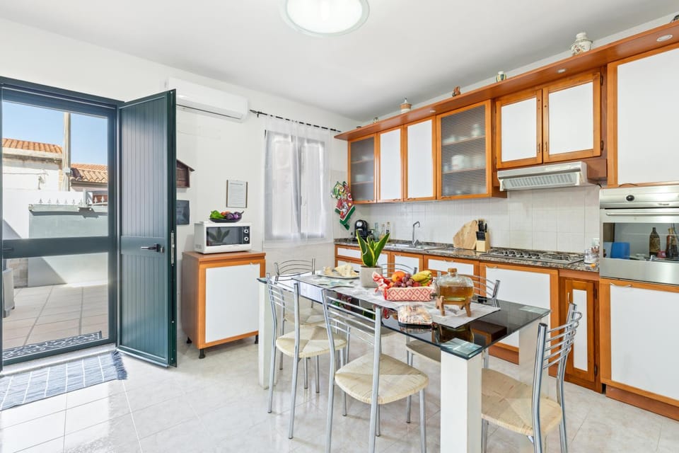 Property building, Kitchen or kitchenette, Living room